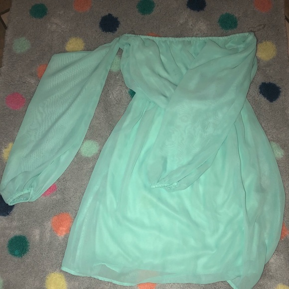 Dresses & Skirts - Off the shoulder boutique dress